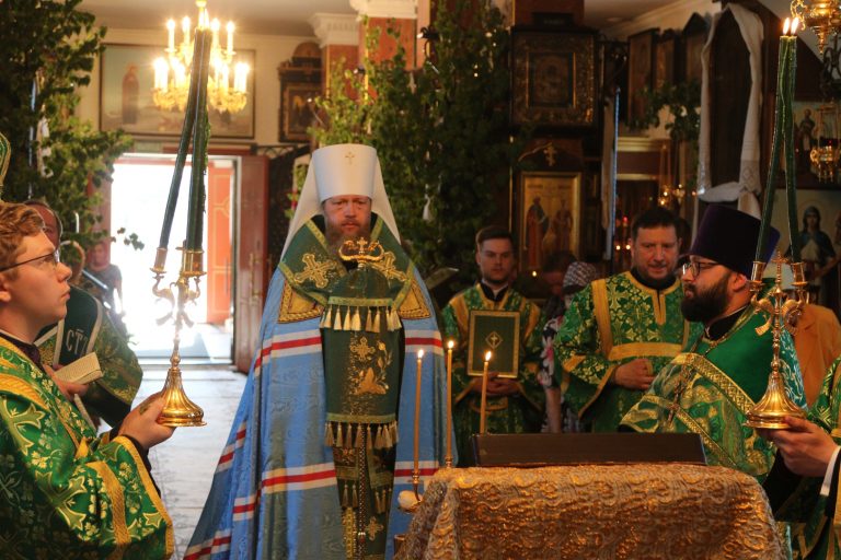 В канун праздника Святой Троицы владыка Савва совершил всенощное бдение в Никольском храме села Сизьма