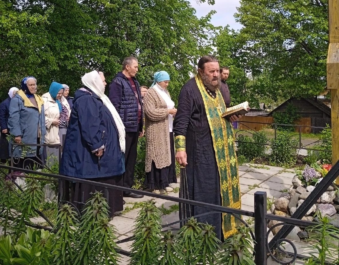В день Святого Духа белозерцы помолились у поклонного креста на Спасской горе об усопших православных христианах
