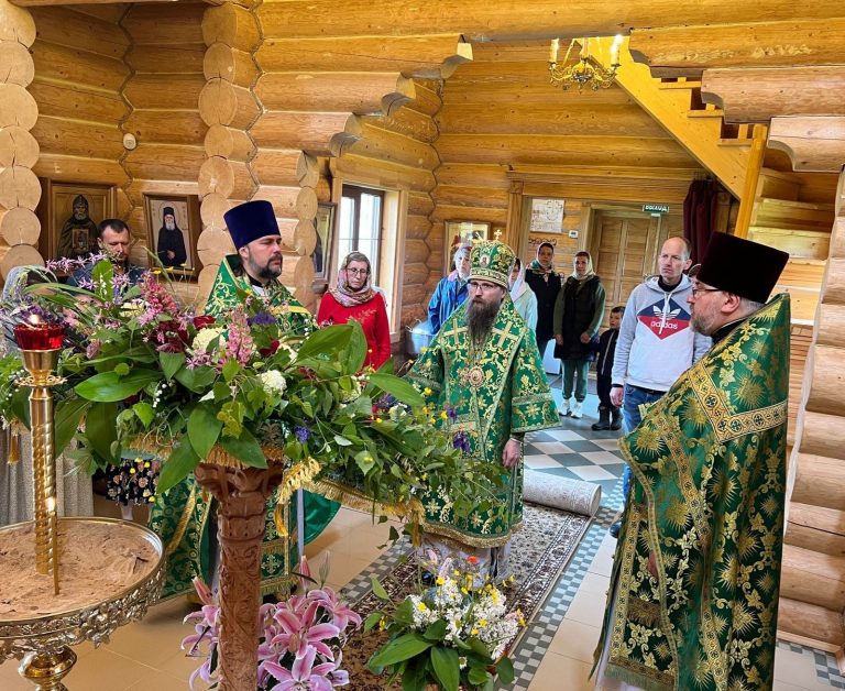В Троицком храме деревни Городище Череповецкого района состоялось архиерейское богослужение