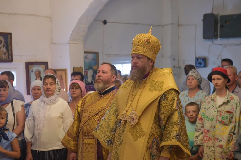 В храме деревни Никольской Верховажского района владыка Савва совершил Божественную литургию