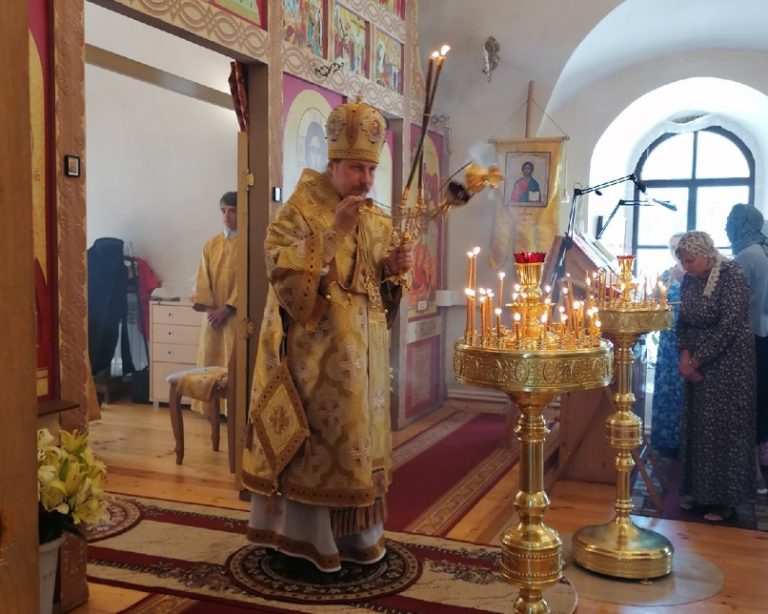 Епископ Североморский и Умбский Тарасий совершил Литургию в Георгиевском храме Великого Устюга