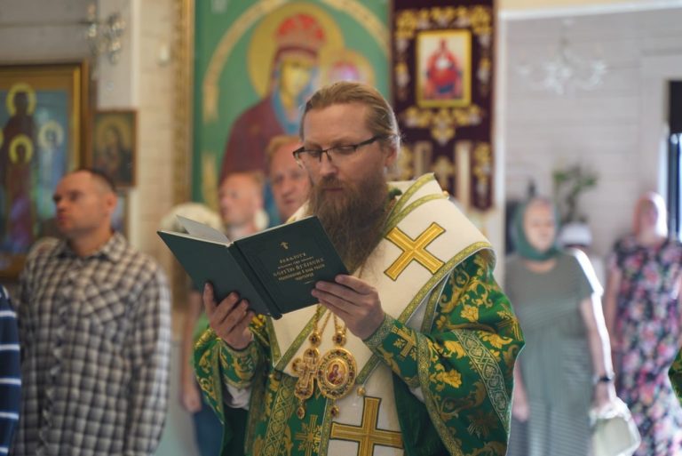 Епископ Игнатий совершил всенощное бдение в Сергиевском храме города Череповца
