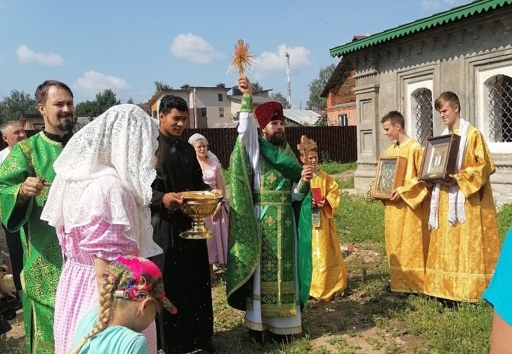 В восстанавливаемом храме святых Антония и Феодосия Киево-Печерских состоялись праздничные богослужения