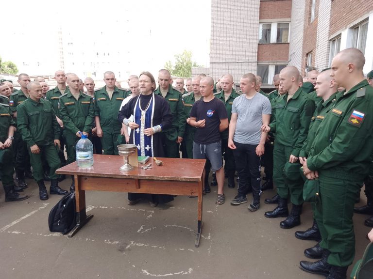 Руководитель миссионерского отдела Вологодской епархии благословил призывников на несение воинской службы