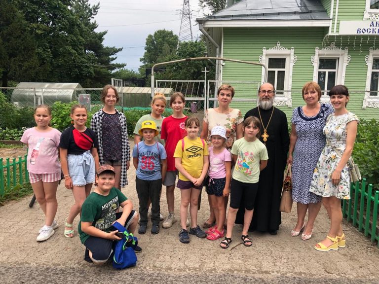 Руководитель профильного отдела Вологодской епархии провел встречу с сотрудниками социальной сферы из города Алчевска Луганской народной республики