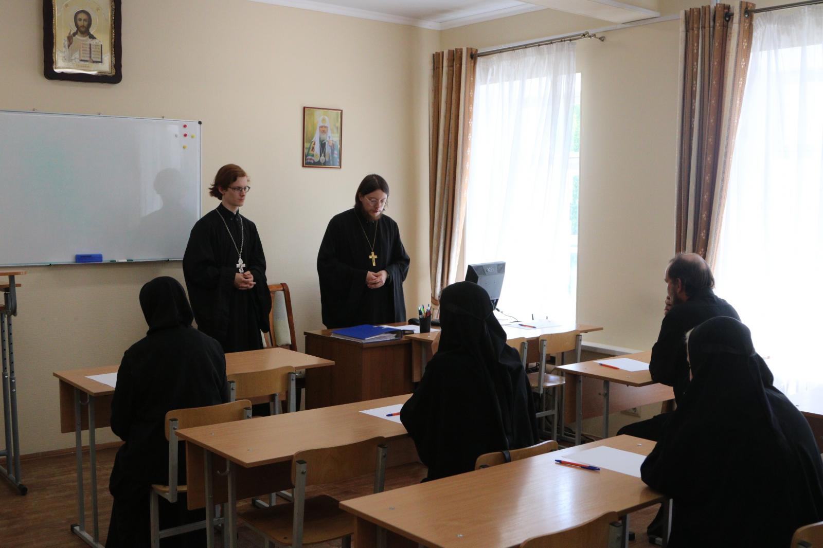Слушатели курсов базовой подготовки в области богословия для монашествующих Вологодской митрополии завершили первый год обучения