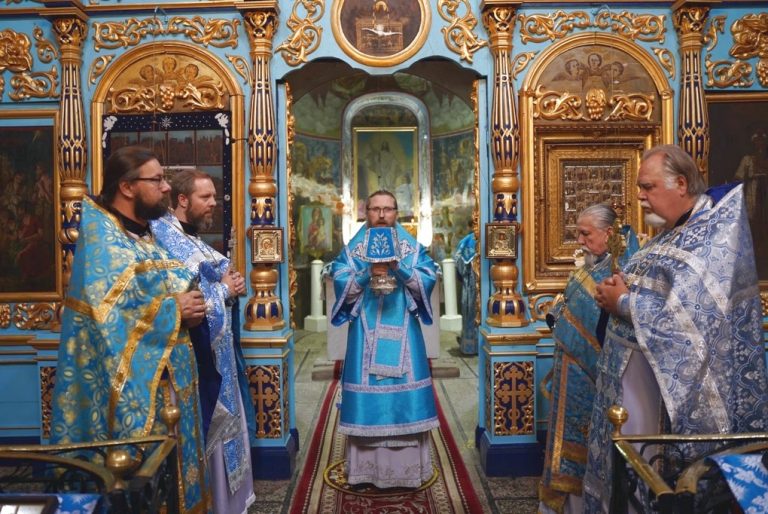 В день празднования Казанской иконы Божией Матери владыка Игнатий совершил Литургию в одноименном храме Устюжны