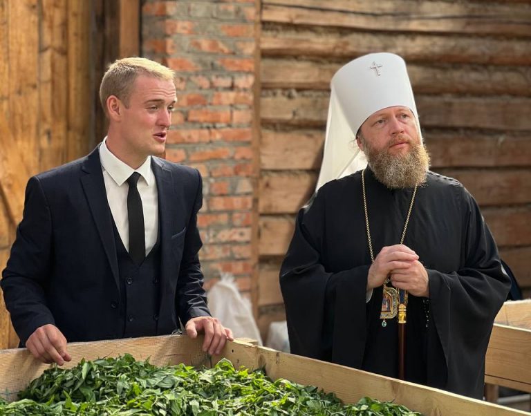 Митрополит Савва посетил медово-чайную фабрику в Вологодском районе