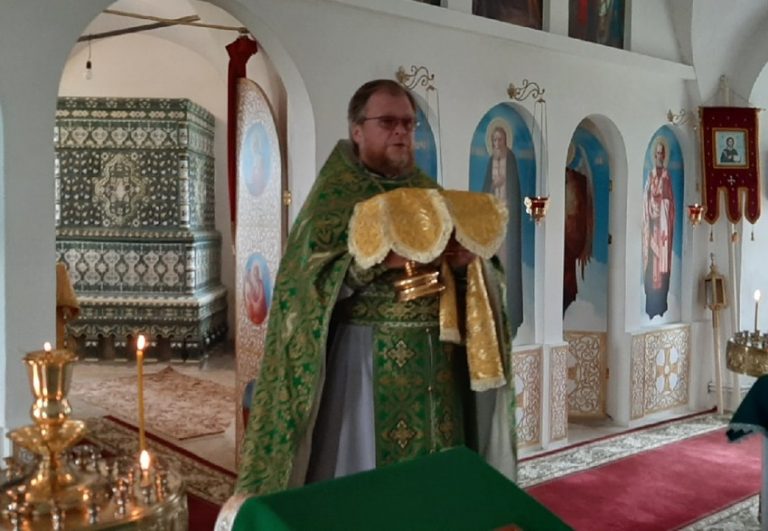 Прихожане Сергиевского храма в Дымковской слободе молитвенно отметили 600-летие обретения мощей преподобного Сергия Радонежского