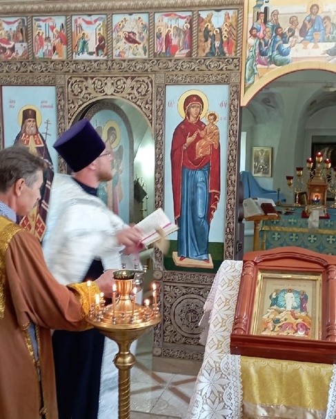 В храме Владимирской иконы Божией Матери деревни Бобровниково освятили новый иконостас