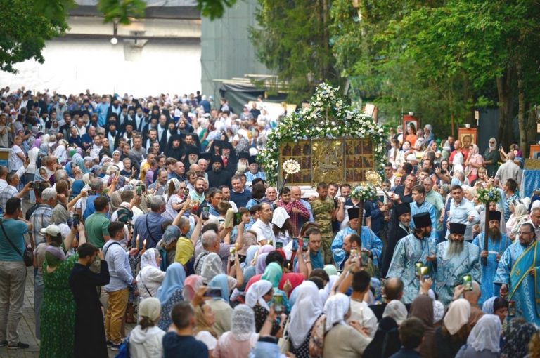Православная молодежь из Череповца отметила праздник Успения Пресвятой Богородицы в Псково-Печерском монастыре
