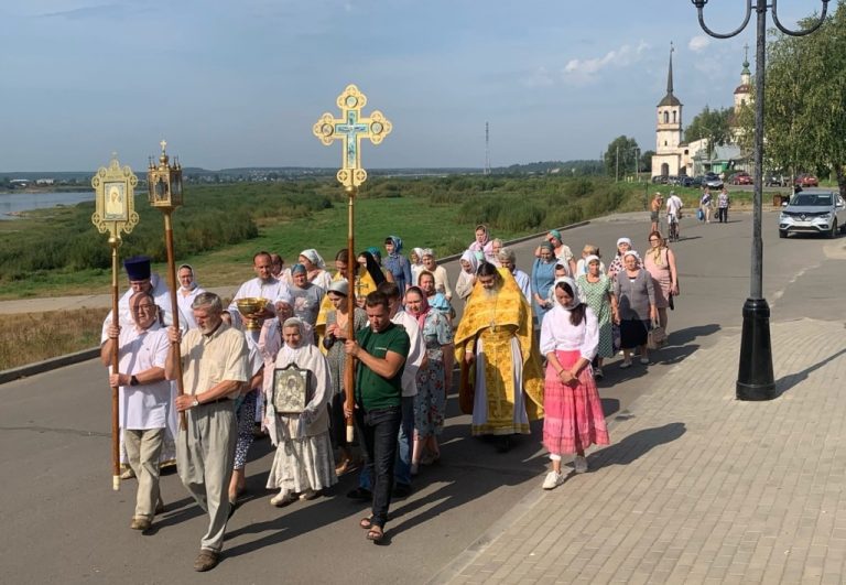 В день памяти святителя Тихона Задонского в Великом Устюге прошли праздничные богослужения