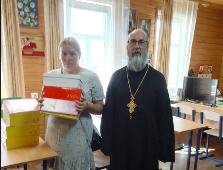 Социальный отдел Вологодской епархии провел благотворительную акцию по выдаче новой школьной обуви для детей из малоимущих семей