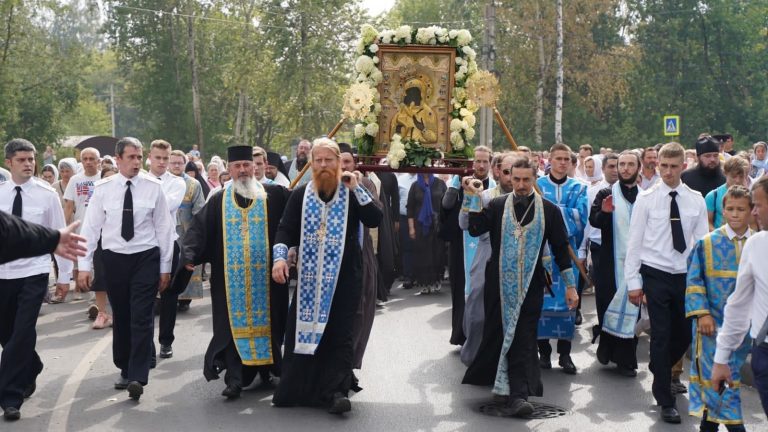Епископ Игнатий участвовал в совершении Божественной литургии в кафедральном соборе города Костромы