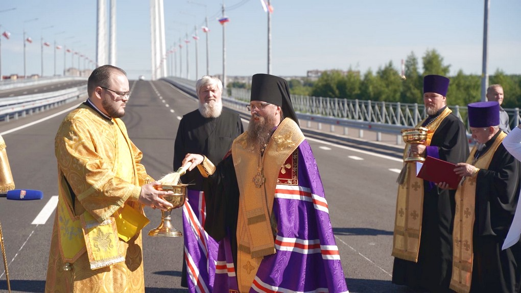 В Череповце освятили Архангельский мост