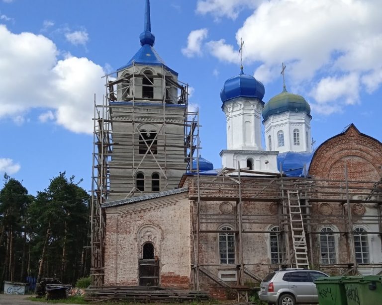 Продолжаются работы по восстановлению Успенского храма в селе Кичменгский Городок.