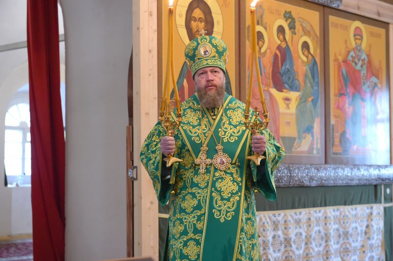В день памяти святых покровителей православной семьи митрополит Савва возглавил Литургию в Никольском храме во Владычной слободе