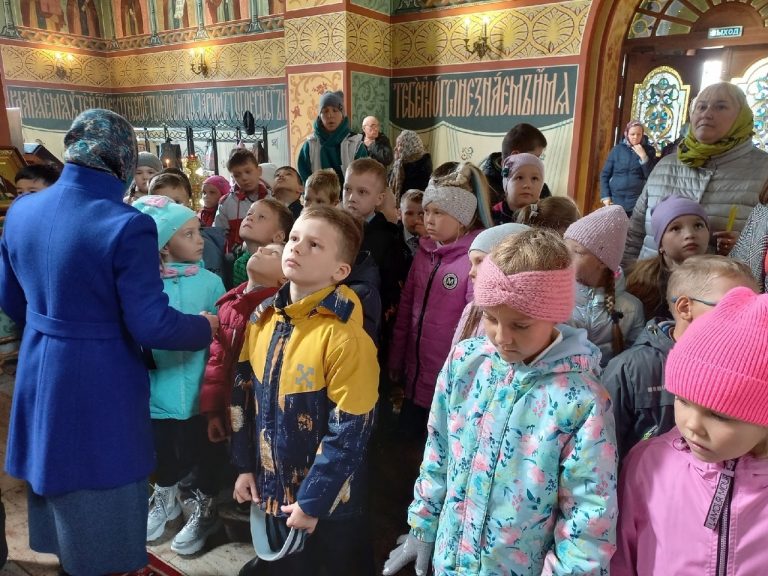 Для первоклассников средней школы №19 города Череповца провели экскурсию по кафедральному собору