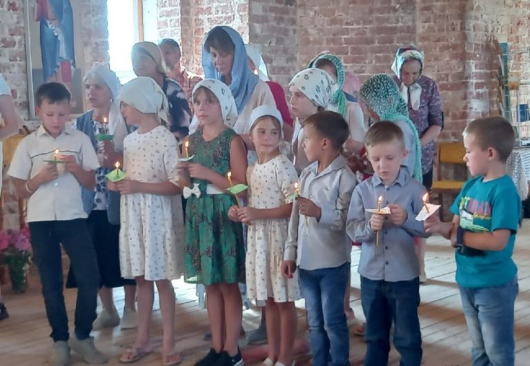 В храме Всемилостивого Спаса села имени Бабушкина состоялся молебен для учащихся на начало учебного года
