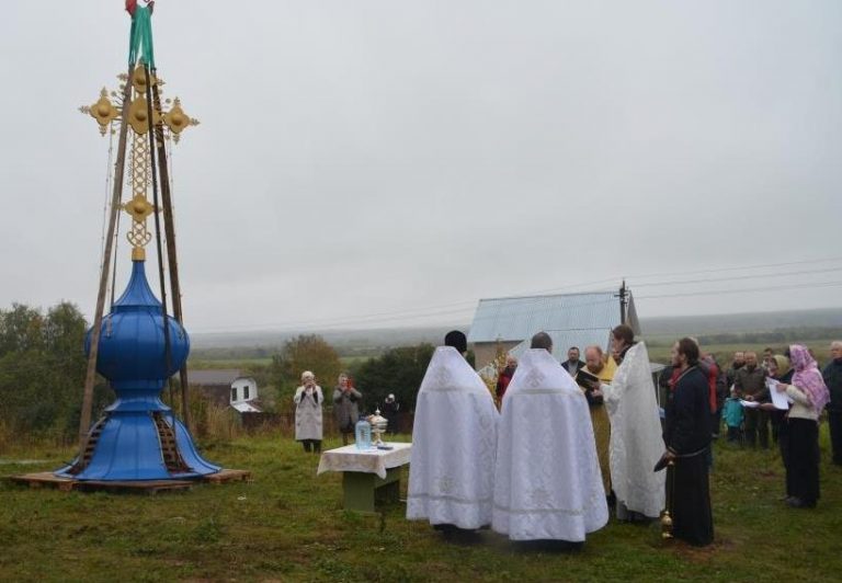 Над Спасским храмом деревни Морозовица Великоустюгского района засиял новый крест