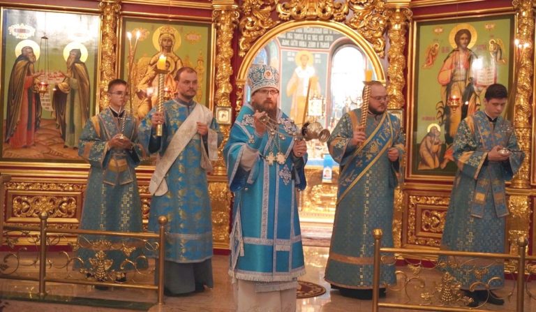 В канун праздника Рождества Пресвятой Богородицы в кафедральном соборе Череповца состоялось архиерейское богослужение