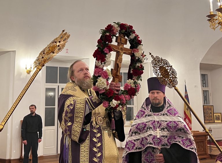 Накануне  праздника Крестовоздвижения владыка Савва совершил всенощное бдение в Воскресенском соборе Вологды