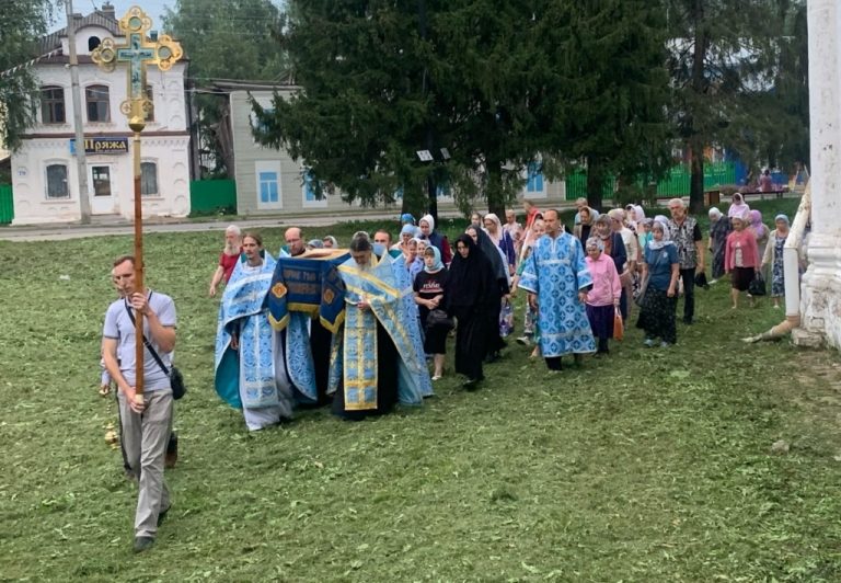 Устюжане отметили праздник Успения Пресвятой Богородицы торжественными богослужениями