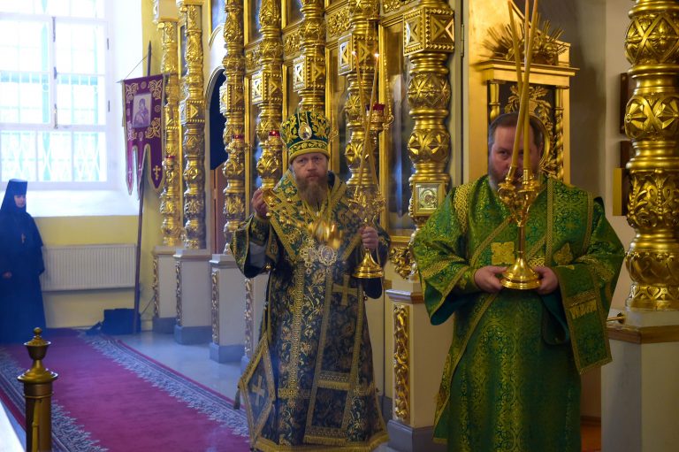 Митрополит Савва и епископ Игнатий совершили Литургию в Воскресенском соборе Череповца