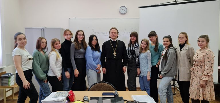 Священник встретился со студентами Вологодского педагогического колледжа