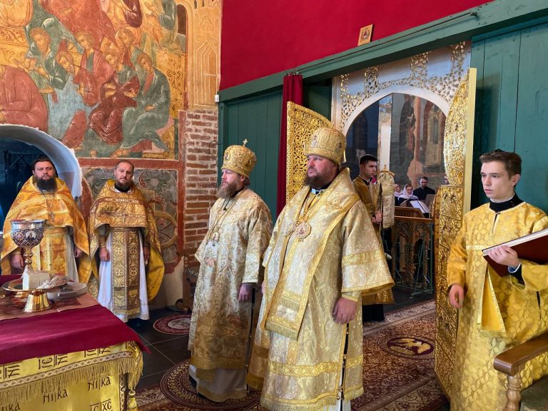 Главы Вологодской и Костромской митрополий совершили Божественную литургию в Кирилло-Белозерском монастыре