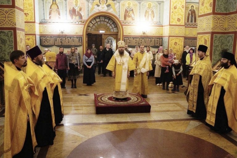 Епископ Игнатий совершил вечернее богослужение в кафедральном соборе преподобных Афанасия и Феодосия Череповецких