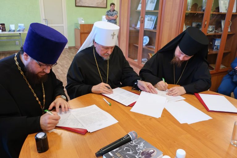 Подписаны соглашения о сотрудничестве между Вологодской духовной семинарией и епархиями Мурманской митрополии