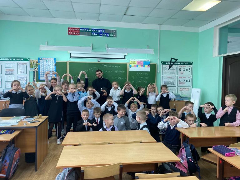 Священнослужитель провел беседу с учениками второго класса средней школы №28 города Вологды