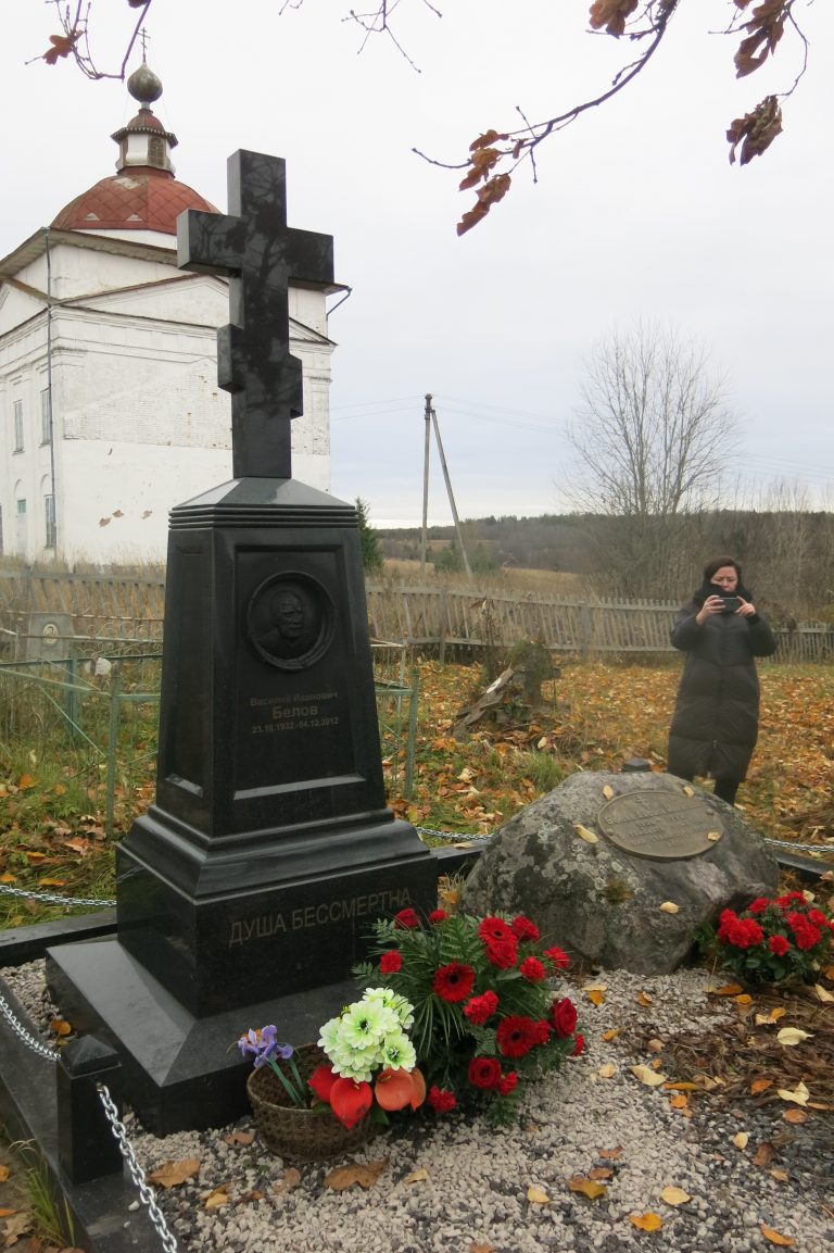 Благочинный Харовского округа совершил литию на могиле писателя Василия Белова