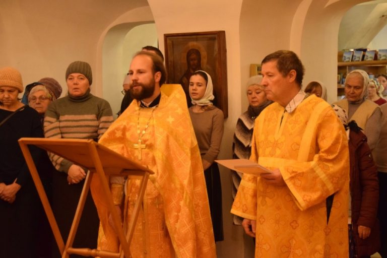 В храмах Великоустюжской епархии совершаются молебны о военнослужащих и мире на Руси