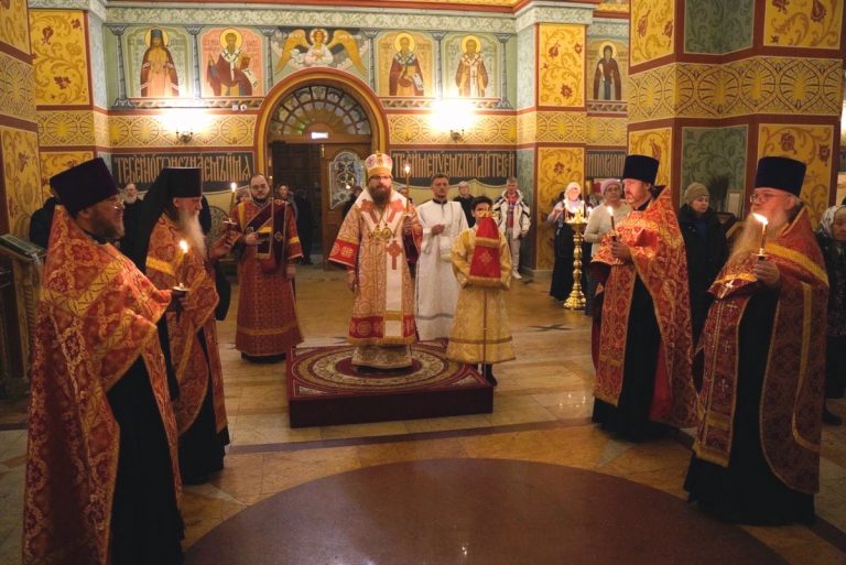 Епископ Игнатий совершил вечернее богослужение в кафедральном соборе Афанасия и Феодосия Череповецких