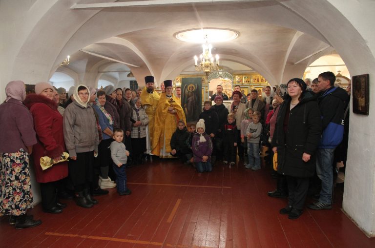 Отреставрированная икона Архангела Михаила вернулась в родной храм села Устье