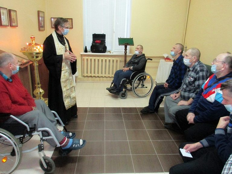 В Череповецком психоневрологическом интернате состоялась встреча насельников со священником