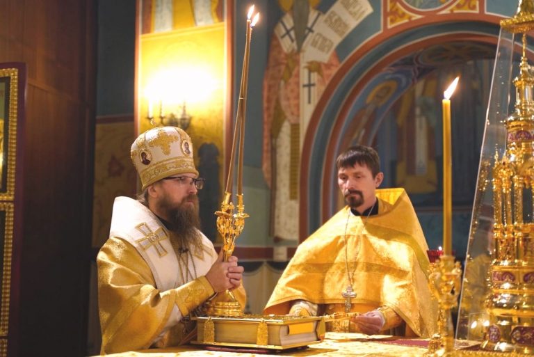 Епископ Игнатий возглавил Божественную литургию в кафедральном соборе преподобных Афанасия и Феодосия Череповецких