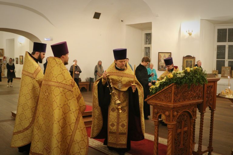 В воскресный день студенты духовной семинарии молились за богослужением в кафедральном соборе Вологды