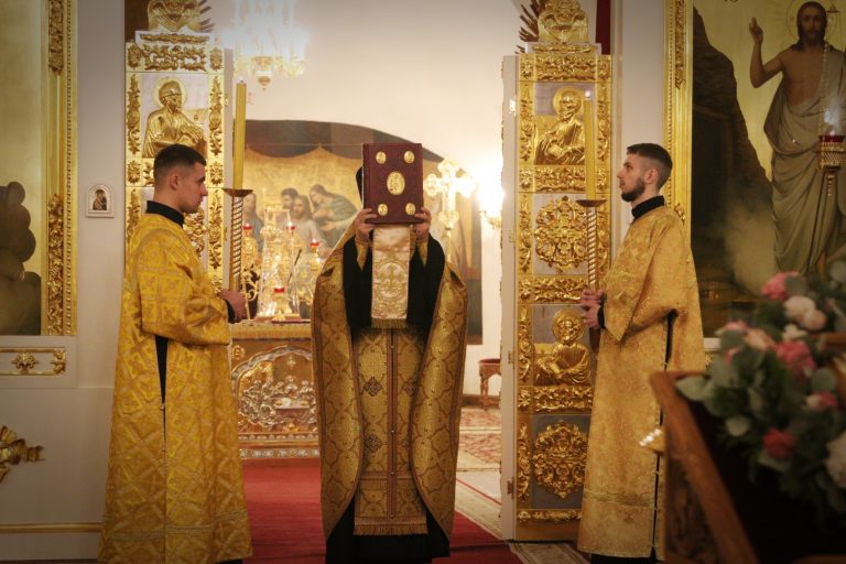 В Неделю 26-ю по Пятидесятнице студенты духовной семинарии молились в кафедральном соборе Вологды