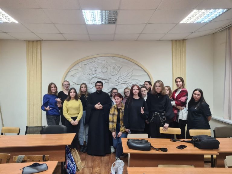Священнослужитель побеседовал со студентами Вологодского колледжа технологии и дизайна о православном взгляде на семью и семейные отношения