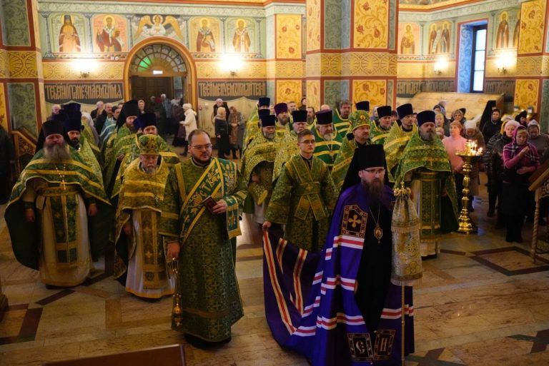 Епископ Игнатий возглавил престольные торжества в кафедральном соборе преподобных Афанасия и Феодосия Череповецких