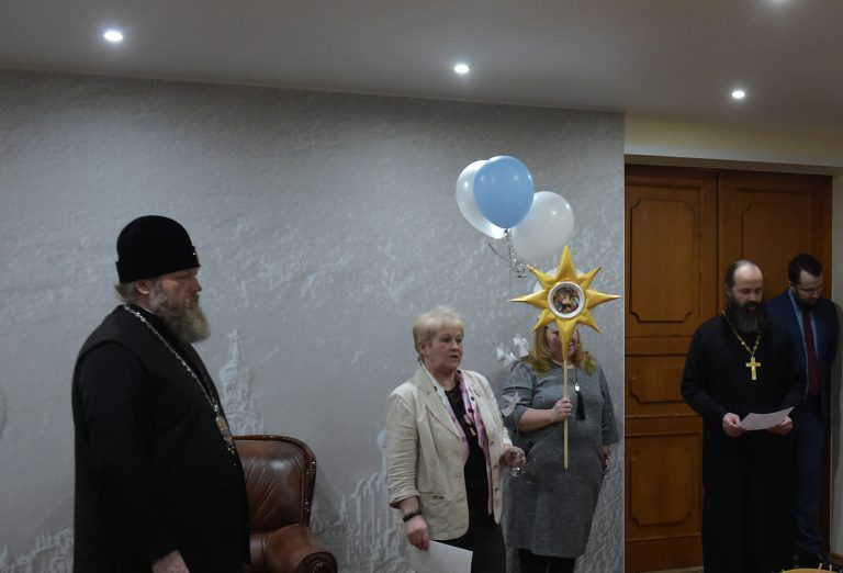 Сотрудники Вологодского епархиального управления поздравили правящего архиерея с Рождеством Христовым