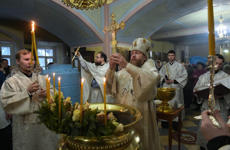 В навечерие Богоявления митрополит Савва возглавил Литургию в Рождество-Богородицком соборе города Вологды