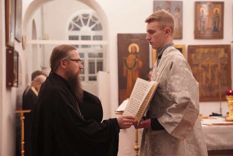 Епископ Игнатий возглавил вечернее богослужение в Воскресенском соборе Череповца