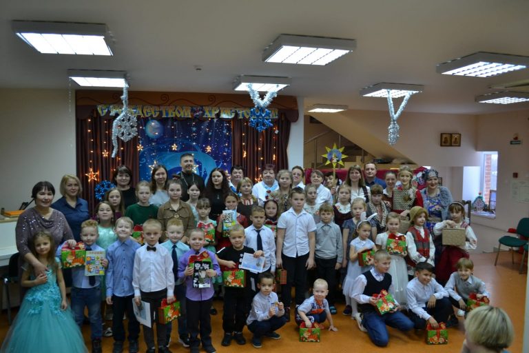 Учащиеся сельских воскресных школ Череповецкой епархии получили рождественские подарки