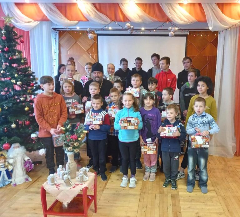 Благочинный Белозерского округа поздравил с Рождеством Христовым сотрудников и воспитанников социального центра помощи детям