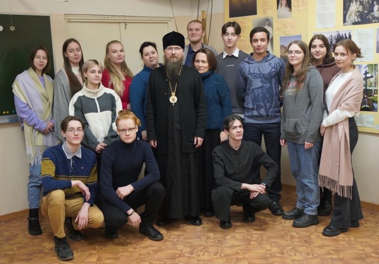 Епископ Игнатий встретился с участниками молодежного хора Череповецкой епархии