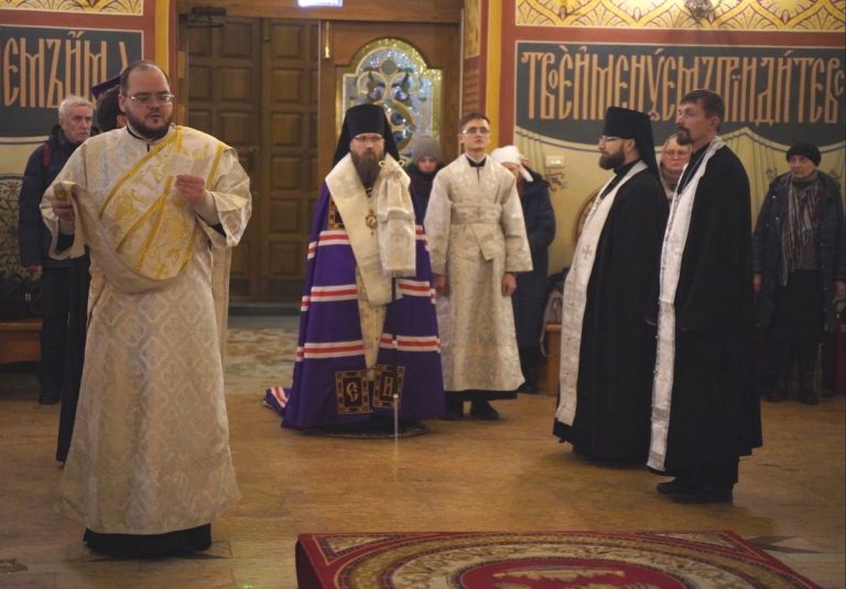 В канун праздника Обрезания Господня епископ Игнатий совершил вечернее богослужение в кафедральном соборе Череповца